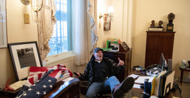 ABD'deki Kongre baskını: Pelosi'nin ofisine giren saldırgan onlarca yıl hapis cezası alabilir