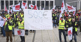 Berlin'de havalimanı işçileri ek zam talebiyle grevde: Yüzlerce uçuş iptal oldu