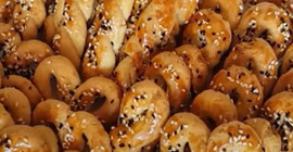 Bu tuzlu kurabiyeleri siz de yapabilirsiniz. 1 hafta bayatlamıyor.. Kıyır kıyır oluyor. Pastahane yolunu unutturuyor