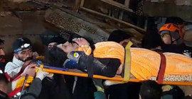 Diyarbakır'da enkazda ağlayan bebek, annesi ile iki kişiyi kurtardı