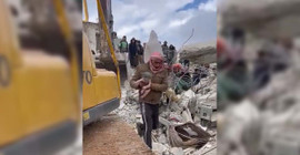 Suriye'nin Halep kentinde enkaz altında bir bebek dünyaya geldi