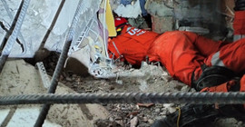 Polonyalı itfaiyeciler Adıyaman'da enkaz altından 10 kişiyi kurtardı