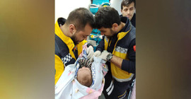 Annesinin emzirerek hayatta tuttuğu bebek enkazdan çıkarıldı