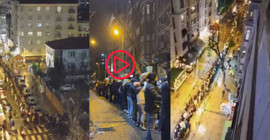 Şişli’de yüzlerce metrelik insan zinciriyle depremzedeler için yardım seferberliği