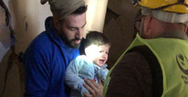 Hatay'da beş kişilik aile enkazdan sağ çıkarıldı