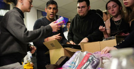 İngiltere Başbakanı Sunak öğrencilerin deprem bağışı kampanyasına yardım etti