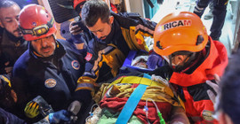 İskenderun'da depremin 162. saatinde bir kadın enkazdan sağ çıkarıldı
