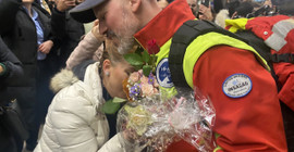 Alman arama kurtarma ekipleri ülkelerinde çiçeklerle karşılandı