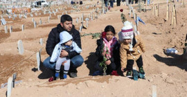 Sevgililer Günü'nde depremde kaybettiği eşinin mezarına çiçek bıraktı