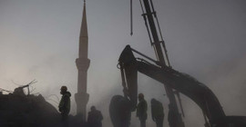 The Guardian: Yıkımın hesabını sormak için önce yolsuzluk ve kayırmacılık ağı çözülmeli