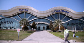Hatay Havalimanı'nın bahçesi ve çevresinde zemin çökmesi oluştu