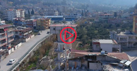 Yarısı çöken binanın üstündeki güvercin evi ayakta kaldı
