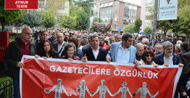 Gazeteciler tutuklu meslektaşları için yürüdü