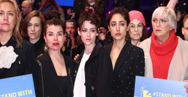 Kırmızı halıda Ukrayna'yla dayanışma gösterisi: Festivalin jüri başkanı Kristen Stewart da katıldı