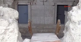 2 bin yıllık anıt mezarlara demir kapı monte edildi