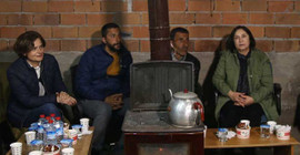 Selvi Kılıçdaroğlu depremin vurduğu Elbistan'da