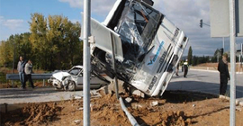 İşçi servisi, otomobille çarpıştı: 9 yaralı
