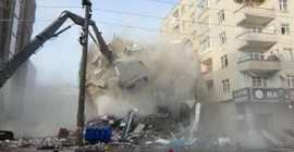 Diyarbakır'da altı katlı bina, yıkım sırasında çöktü