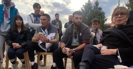 Sezen Aksu Hatay'da çadırkentleri ziyaret etti