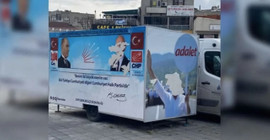 CHP'nin karavanında asılı olan Kılıçdaroğlu'nun afişi parçalandı
