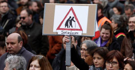 Fransa'da Macron'un emeklilik düzenlemesine karşı eylem ve grevler sürüyor