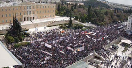 Yunanistan'da komünistlerden gövde gösterisi: Mücadeleci İşçiler Cephesi'nin 10 bin destekçisi Sintagma meydanını doldurdu