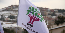 HDP: Gazetecilerin üzerinden elinizi çekin!