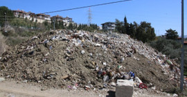 Hatay'da molozlar zeytinliklere döküldü