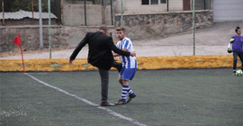 Klüp başkanından futbolcuya saha ortasında dayak