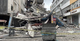 Malatya'da depremde ağır hasar alan bina kendiliğinden çöktü