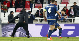 Futbolda şiddet: Sivasspor taraftarı Fiorentinalı futbolcunun burnunu kırdı