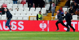 Sahaya girip Fiorentinalı futbolcuya saldıran iki taraftar tutuklandı