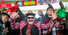 Amedspor, Petrolspor maçı için gittiği Batman'da çiçeklerle karşılandı