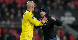 Sevilla kalecisi Marko Dmitrovic'e saldıran taraftarın cezası belli oldu