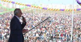 Ahmet Türk Diyarbakır Newroz'unda konuştu: 'Amacımız demokratik cumhuriyeti inşa etmek'
