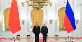 Putin ve Şi resmi görüşme için Kremlin'de bir araya geldi