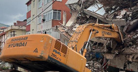 Yıkım yapılan binada iş makinesinin kepçesi molozlar altında kaldı