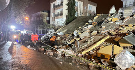 Adıyaman'da ağır hasarlı bina çöktü