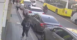 Yüzleri maskeli iki kişi, kaldırımda yürüyen kadına ateş açtı