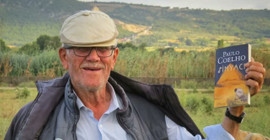 Paulo Coelho'dan Türkiyeli çoban paylaşımı: Türk çoban, Endülüslü bir çoban hakkında bir şeyler okuyor