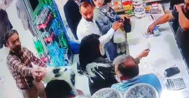 İran'da başörtüsü takmayan kadınlara yoğurtlu saldırı