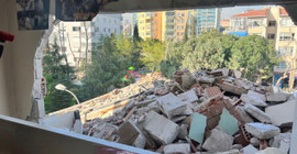 Kartal'da yıkım sırasında bitişik binadaki dairenin duvarı delindi