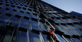 'Fransız Örümcek Adam'dan emeklilik düzenlemesi protestosu