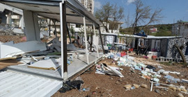 Maraş'ta çatıdan kopan parçalar çadırların üstüne düştü: 1 ölü, 40 yaralı