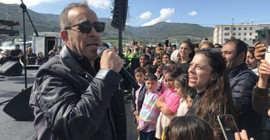 Haluk Levent Nurdağı'nda depremzedeler için sahne aldı