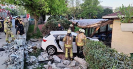 Bahçelievler'de otomobil kafenin bahçesine girdi: Bir ağır yaralı