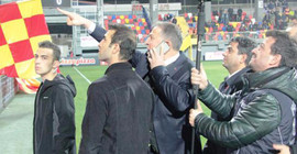 Göztepe-Beşiktaş maçında sahaya girip gözaltı yaptırdı