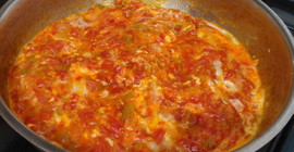 Menemen pişirirken asla atlamamanız gereken tüyo! Bol sulu olmasını sağlıyor