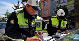 Trafik cezası yazan polisin otomobilini yaktılar