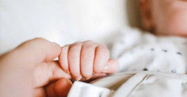 Üç kişinin DNA'sını taşıyan ilk bebek İngiltere'de dünyaya geldi